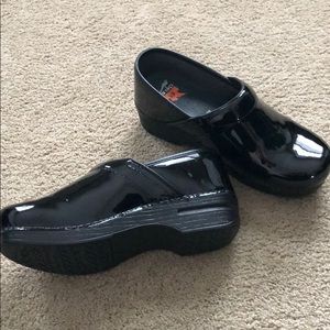 Dansko XP Wide 39 Patent Leather Black